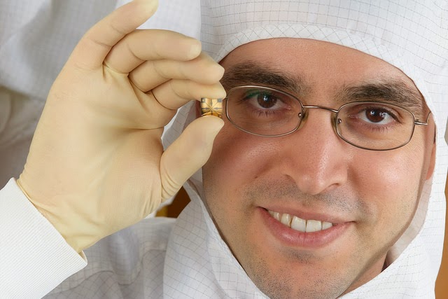 Cientificos israelíes presentan un método no invasivo para detectar cáncer de estómago a partir del aliento Un equipo del Instituto Technion de Tecnología de Israel elaboró el sistema de nanotecnología "Na-Nose", un método potencialmente rápido, sencillo, barato y no invasivo que identifica el aliento de las personas para determinar si padecen cáncer de estómago e incluso buscar tumores en una etapa anterior.