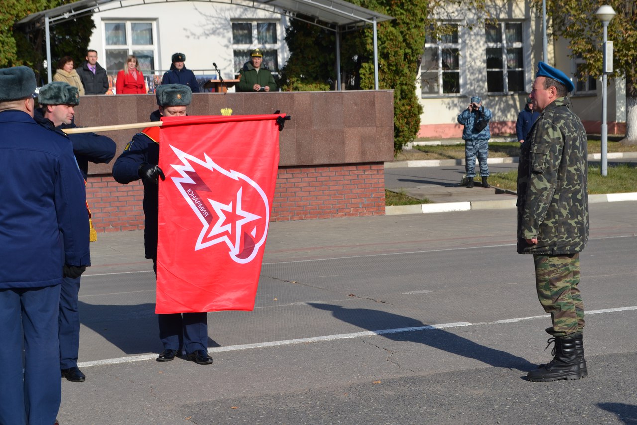 Региональное отделение юнармия. ПМР Смирнов вручает Знамя. Вручают Знамя новгородским добровольцам.