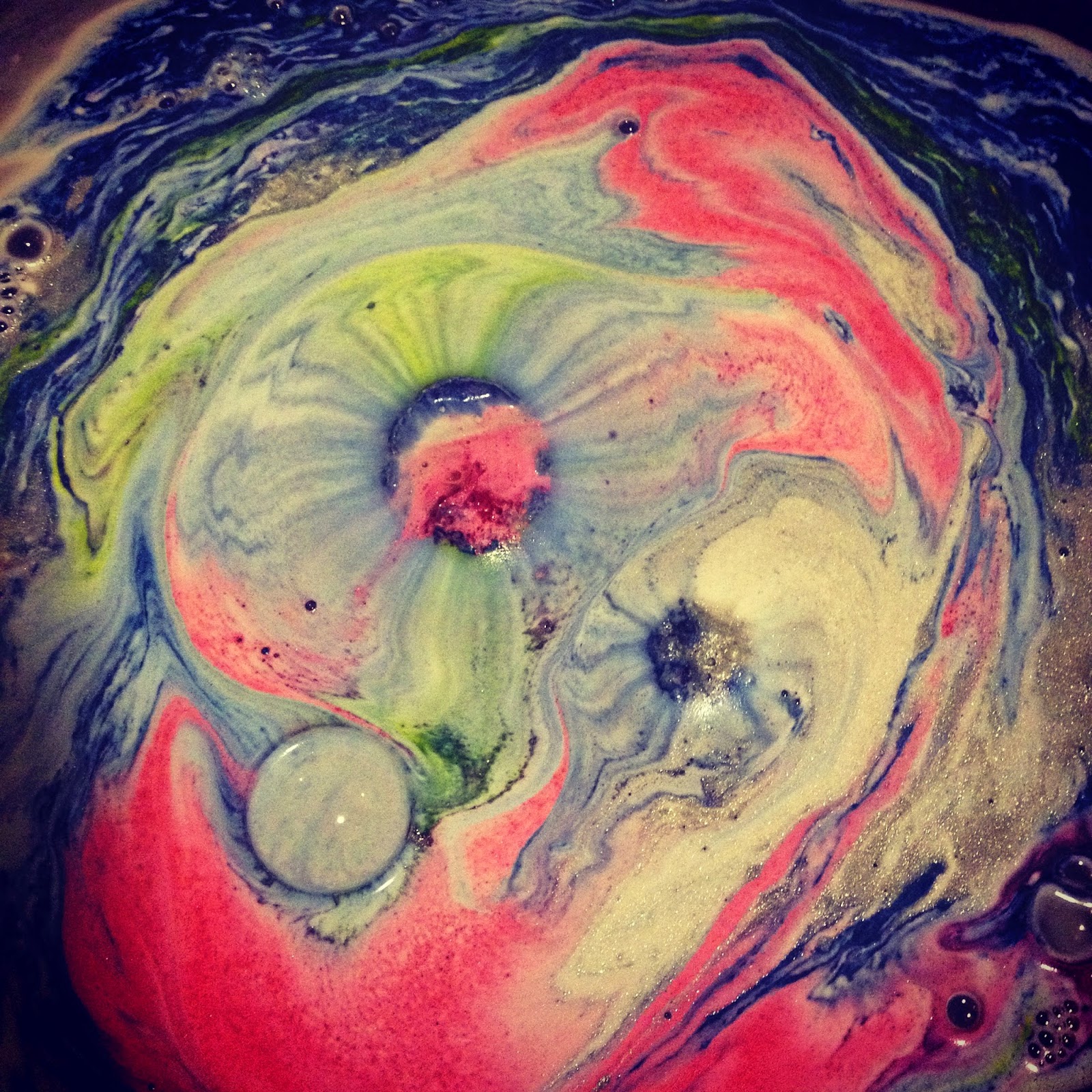 WhenItRainsItPours REVIEW LUSH Shoot For The Stars Bath Bomb