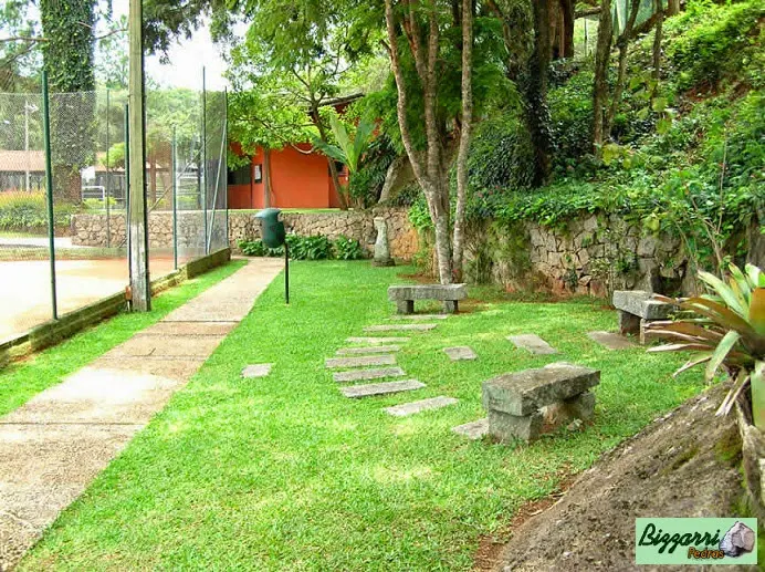 Caminho com pedra de rio no Atibaia Clube da Montanha e caminho com pedra folheta junto as quadras de tênis com os muros de pedra com os bancos de pedra.