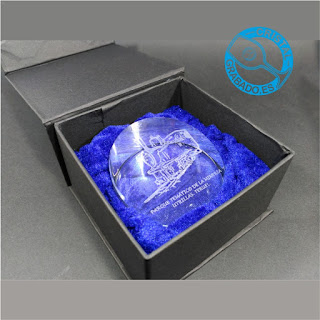 Pisapapeles de cristal personalizado con logotipo