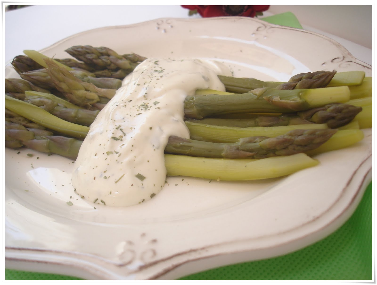 Σπαράγγια με κρεμώδη σάλτσα εστραγκόν / Asparagus with creamy tarragon