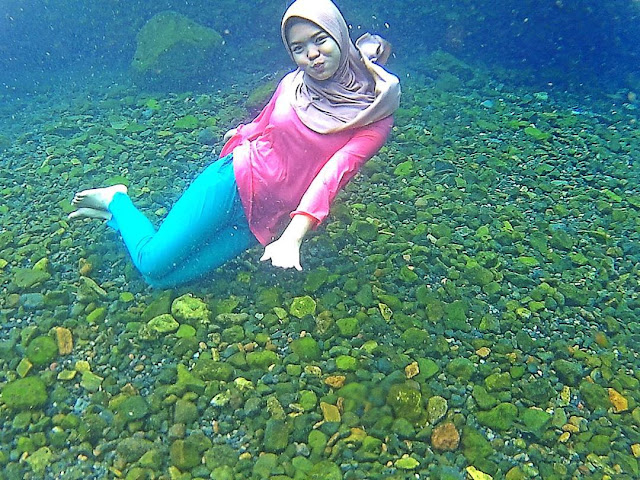 foto selfie di dalam air