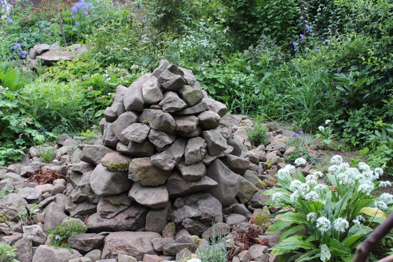 Wildes Gartenglück Gartenprojekte Steinpyramide