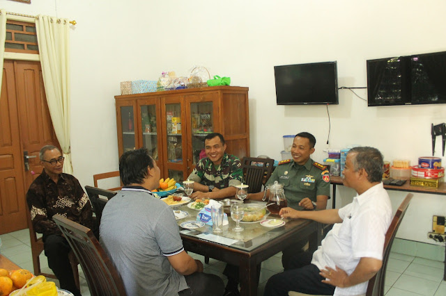 Dandim Sragen Tingkatkan Silahturrahmi Dengan Toga Nasrani Dandim Sragen Tingkatkan Silahturrahmi Dengan Toga Nasrani