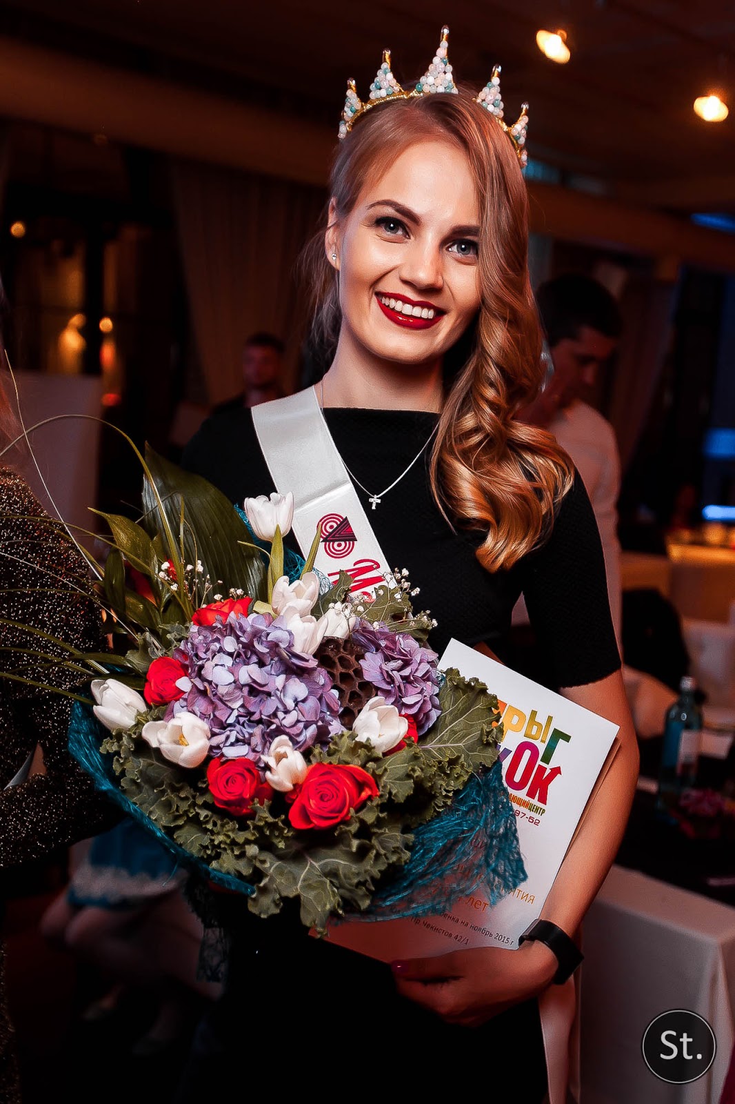 Премия мать года мем. Премия мама года. Премия moda topical. Mama 2022 награждение. Премия мать года.