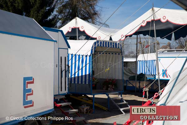les roulottes loges du Cirque Knie a l'arrière de la tente du cirque 