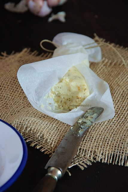 http://www.comidacompaixao.com/2015/09/manteiga-de-alho-caramelizado-e-oregaos.html