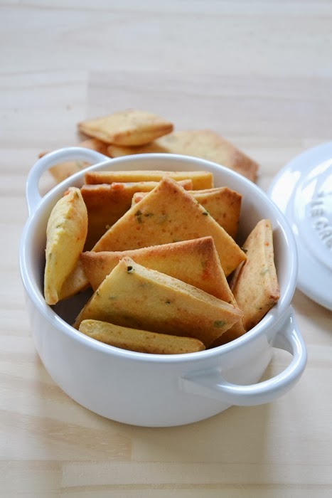 sgonfiotti con pasta madre all'erba cipollina e parmigiano