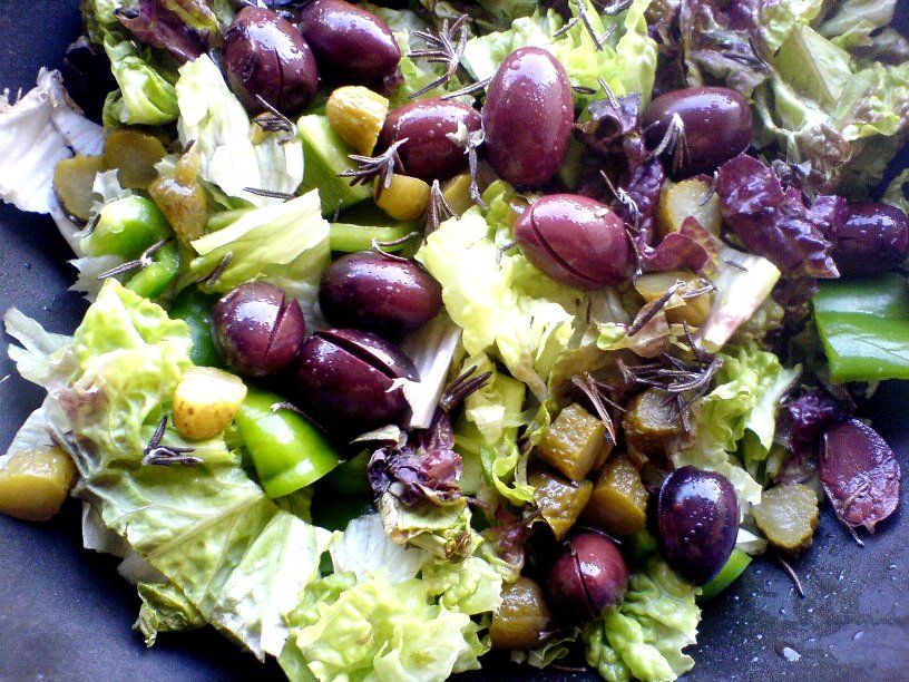 RAWk Me! Kalamata Olives, Lettuce, and Green Pepper Salad