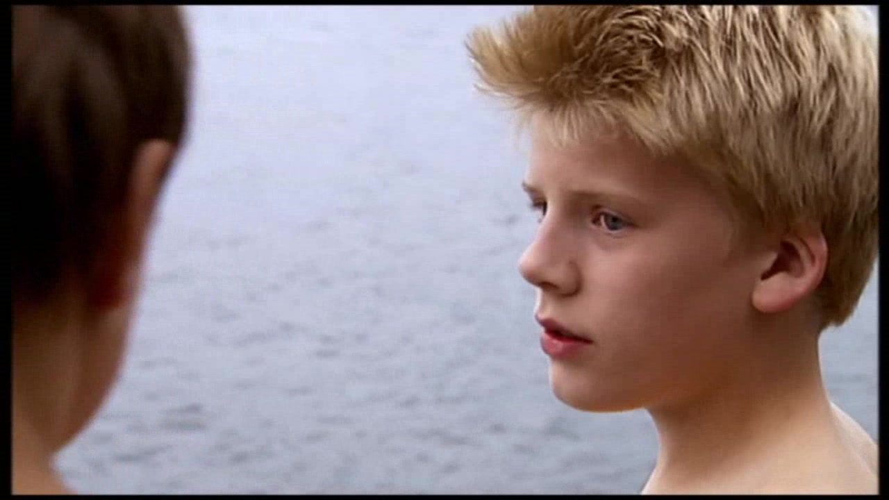 лучшее видео мальчиков. два друга мальчика. друзья мальчики. маленький мальчик залез. девочка лезет к мальчику.