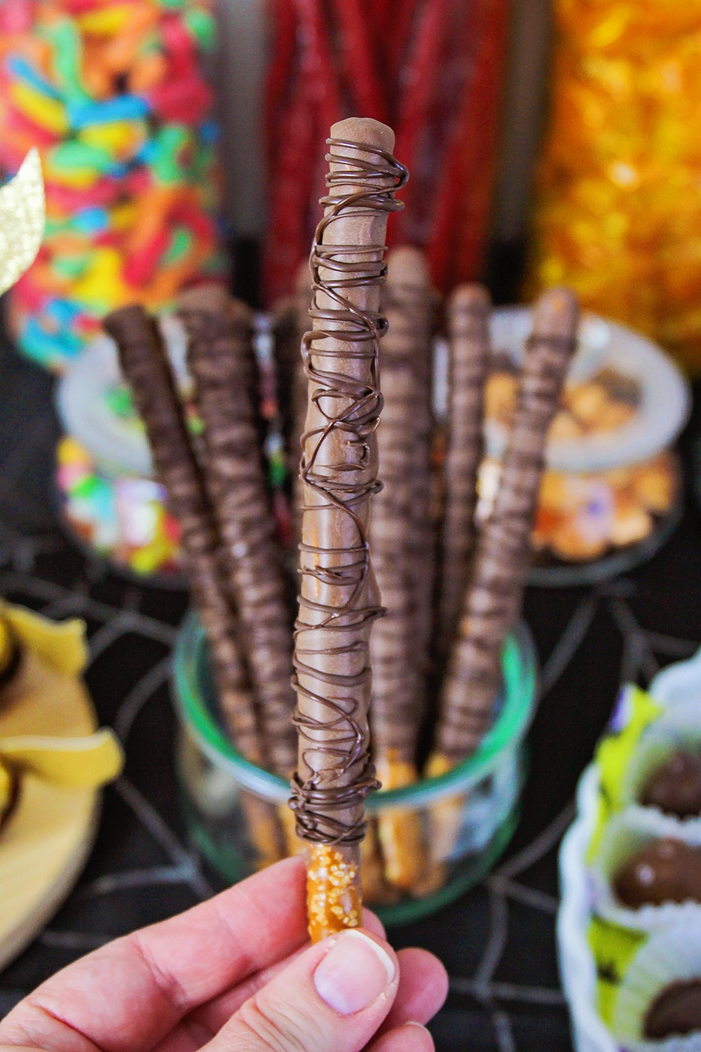 These edible wizard wands are so simple to make, and perfect for a Harry Potter party!