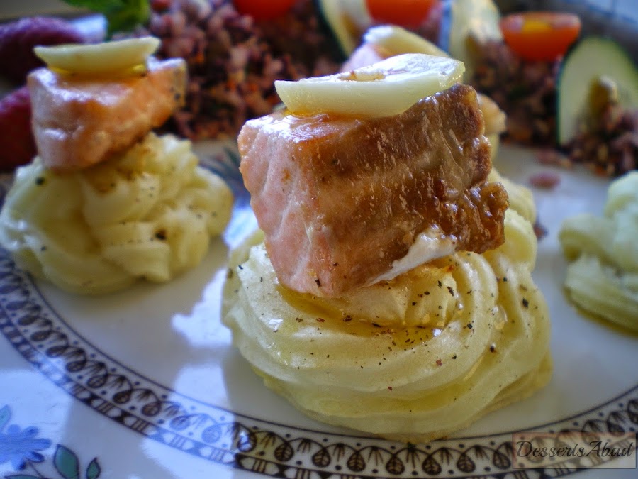 Salmón al ajillo sobre puré de patatas y ensalada con crudités