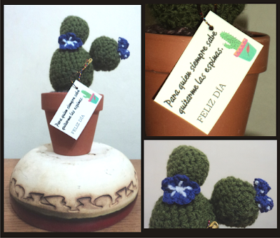 Flores, brazos, tarjeta y maceta de un cactus tejido al crochet