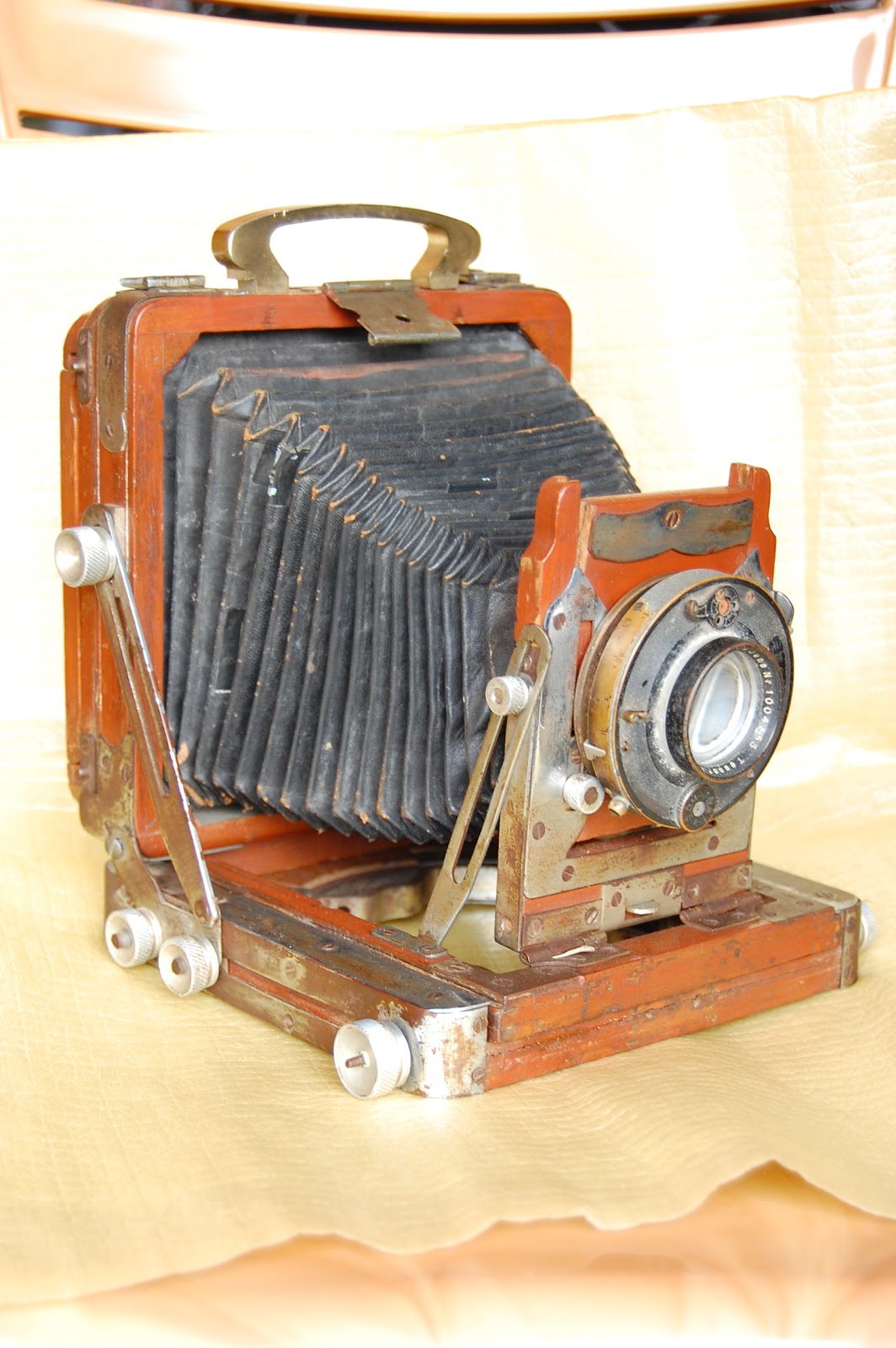 ANTIQUE CAMERAS ANTIQUE WOODEN FIELD CAMERA WITH BRASS SHUTTER LENS