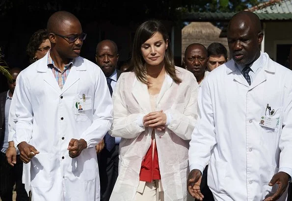 The cyclone affected the center of Mozambique and hit its second most populated city, Beira. Queen Letizia is wearing Hugo Boss