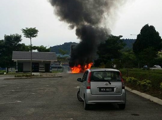 Wanita Nekad BAKAR DIRI Hingga Rentung Dalam Kereta MYVI