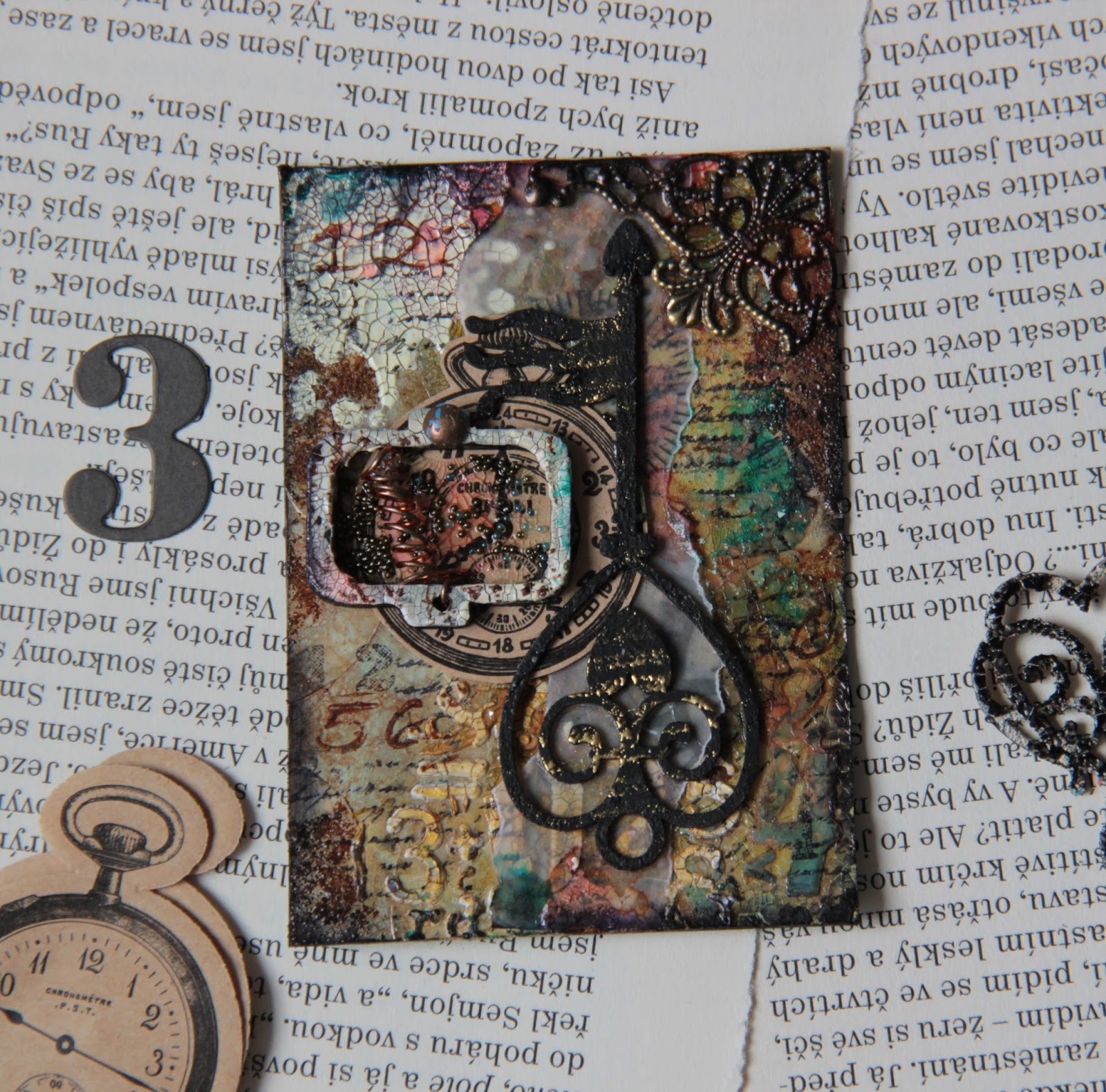 ключ стимпанк. винтажные часы обои. книга с часами. часы ключ. часы на цепочке.