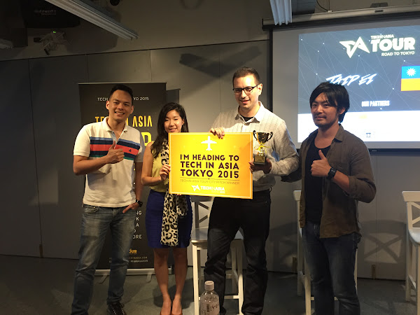 （圖說：獲勝團隊Linqapp共同創辦人Sebastian Ang洪善群與評審合影。攝影：陳凱爾）