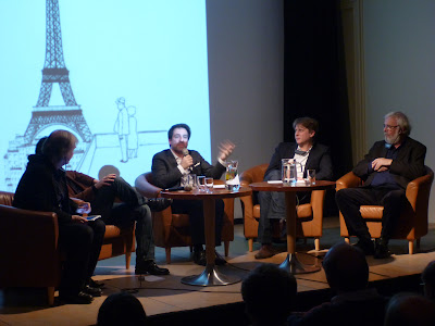 Panel mit fünf Herren (Plantu verdeckt einen deutschen Kollegen) und Eiffelturm als Hintergrund