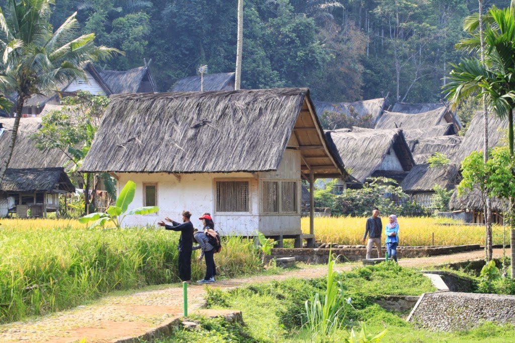 Ajang Sauh Rasa Bersahabat Dengan Alam di Kampung Naga