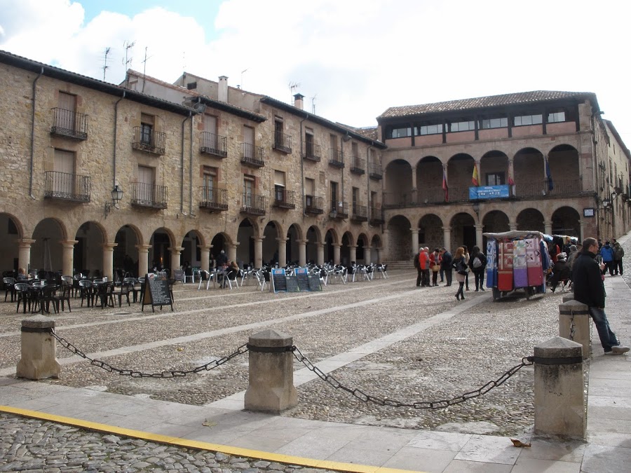 Plaza Mayor de Sigüenza, rectangular y flanqueada por el Ayuntamiento y la Catedral.