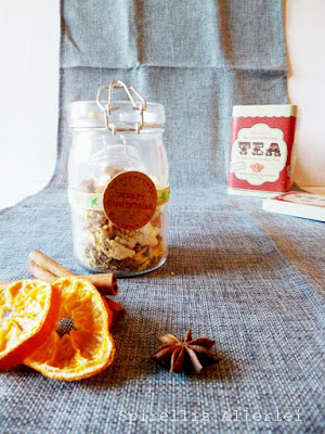 selbst gemachte Teemischung mit Orangenschale und Ingwer