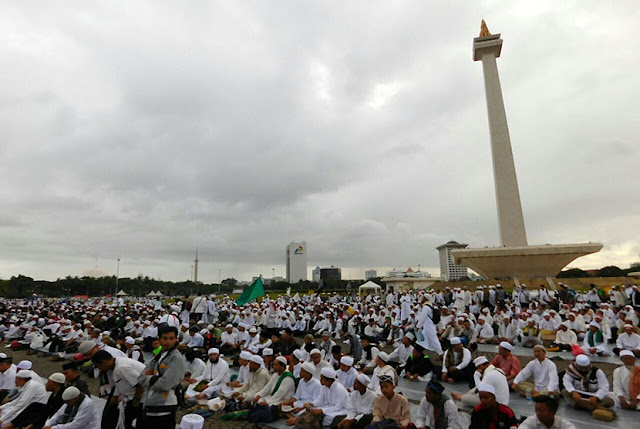 Gema Takbir dan Sholawat Terus Berkumandang di Area Monas Meskipun Gerimis Melanda