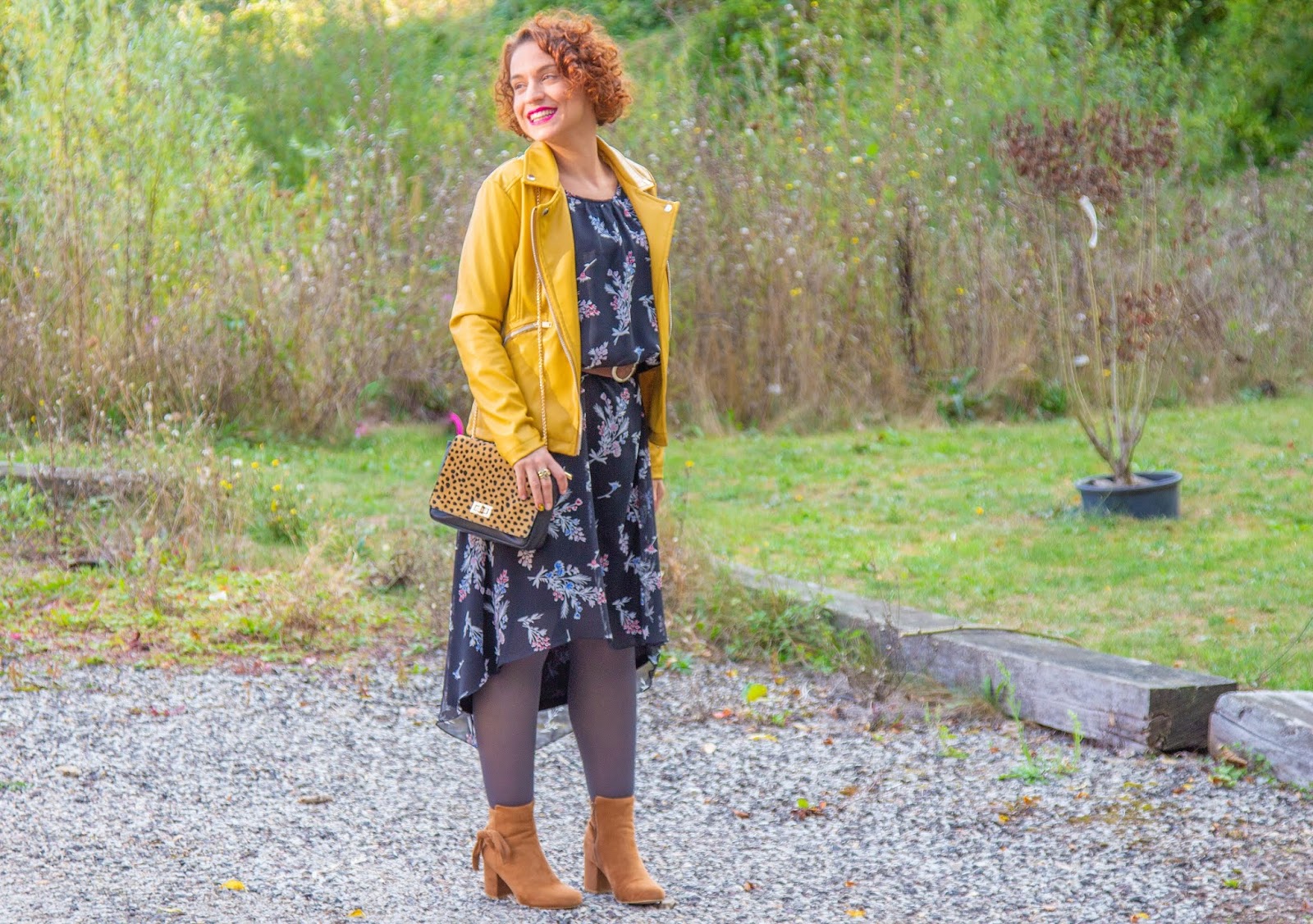 robe jaune blanche porte