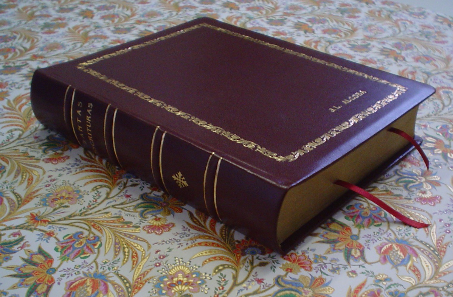 Encuadernación Casa del Artesano: ENCUADERNACIÓN DE BIBLIAS