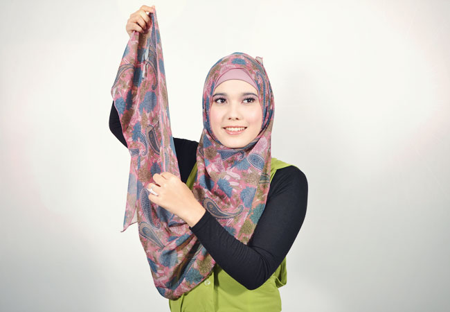 suit wanita dengan kancing berbentuk bunga