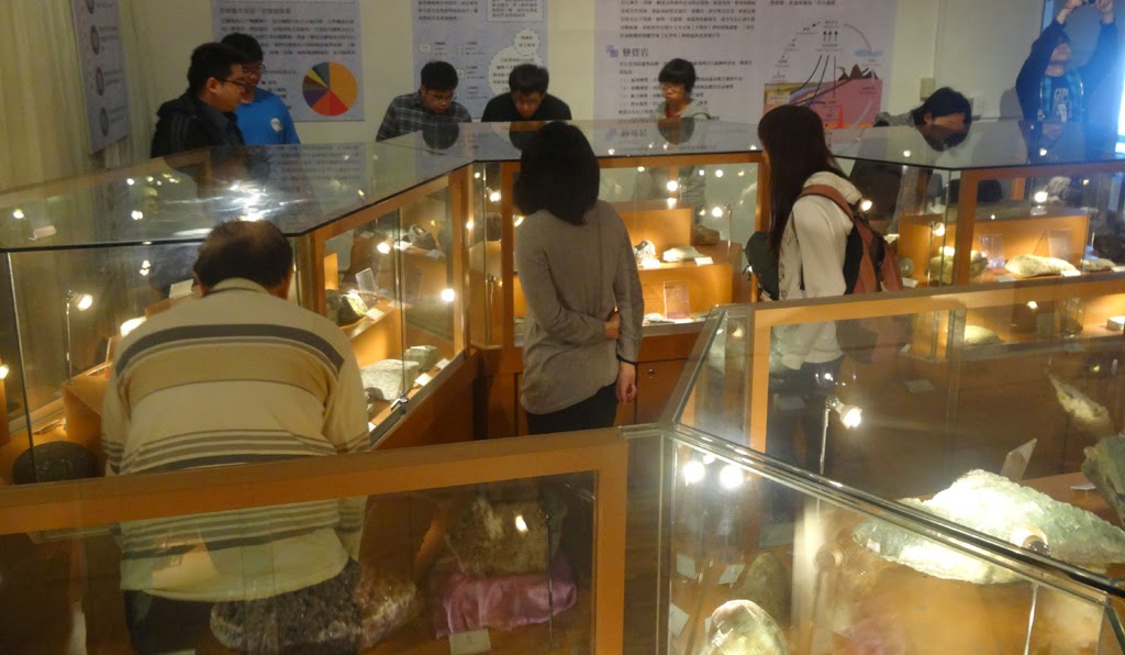 從石頭故事解開地球奧秘 成大地球科學系博物館「地造奇蹟」常設展開幕