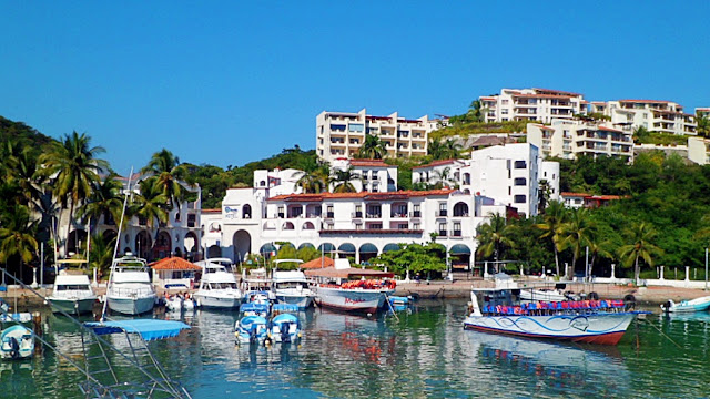 Condos and hotels overlooking the main port... Condos and hotels overlooking the main port...