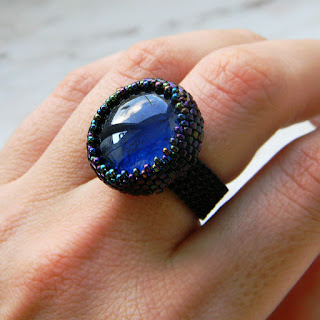 Бисерное кольцо с синим стеклянным кабошоном - оригинальное кольцо