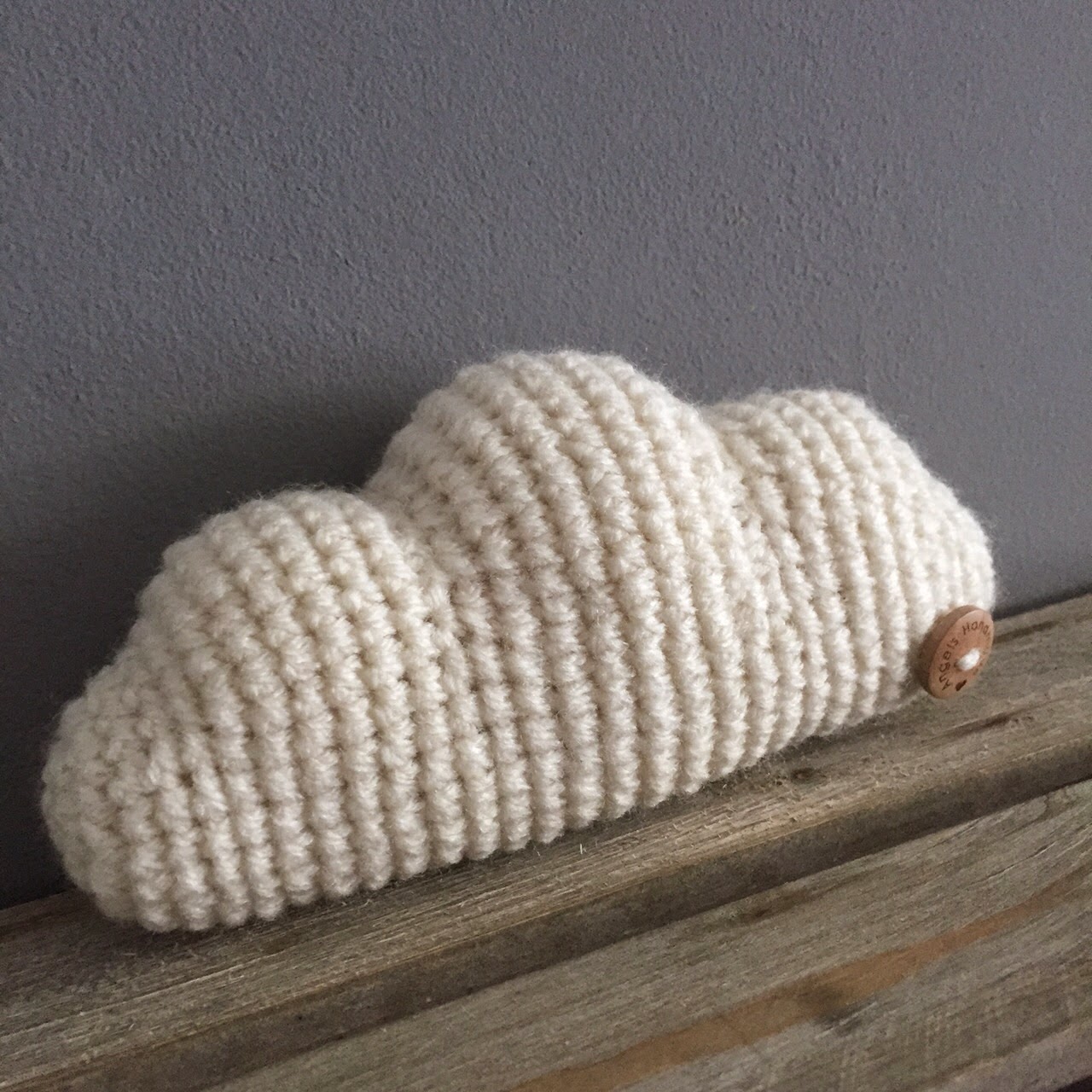 вязаная подушка облако. игрушка облачко крючком. аппликация крючком облачко. вязаное облачко крючком. вязаная подушка облако.