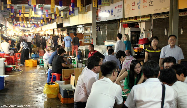 Coreanos comiendo en el mercado Gwangjang de Seúl