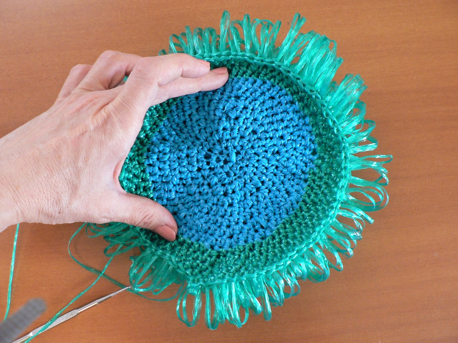 Мочалка с игрушкой. Круглые мочалки для начинающих. Вязаные мочалки. Мочалка beauty format 44022. Круглые мочалки для начинающих.