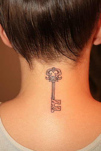 Chave de desenho de tatuagem para as meninas pescoço