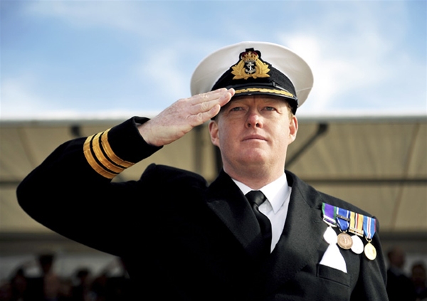 отдание чести. воинское приветствие. военнослужащий отдает честь. офицеры на параде. военный офицер.