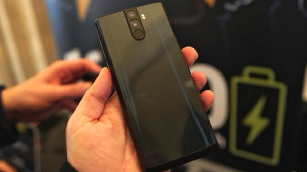 Learn about the strongest Smartphone battery hand in the world, who was kidnapped in the World Mobile Conference.