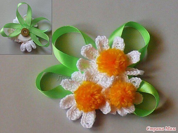 Bouquet crochet para sombrero con cintas verdes de seda