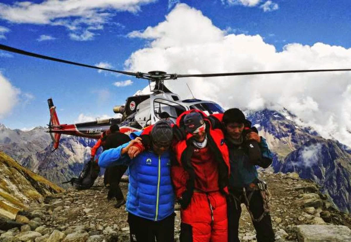 Avalanche sweeps Everest; 6 killed, 9 missing, Sherpa guides,