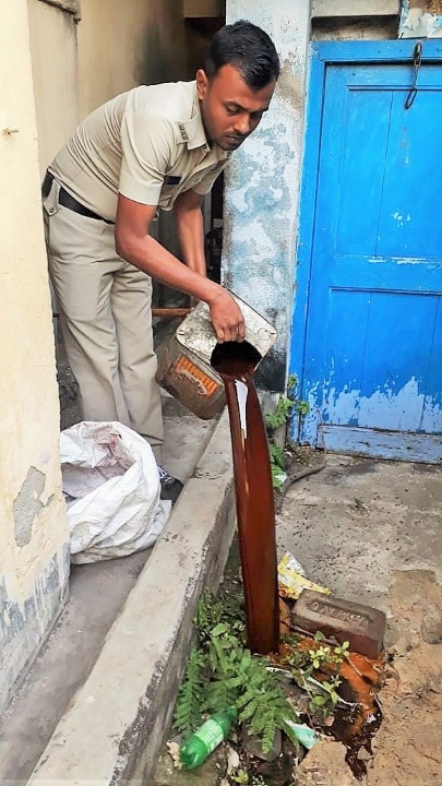 ফের চোলাইয়ের বিরুদ্ধে আবগারী দপ্তরের অভিযান, প্রতিবাদে রাস্তা অবরোধ বর্ধমানে