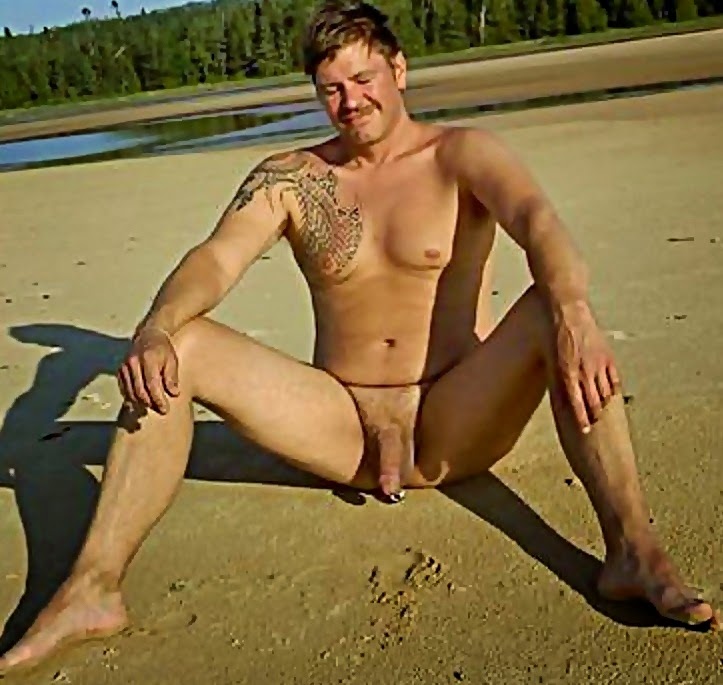 Hombres Desnudos En La Playa.