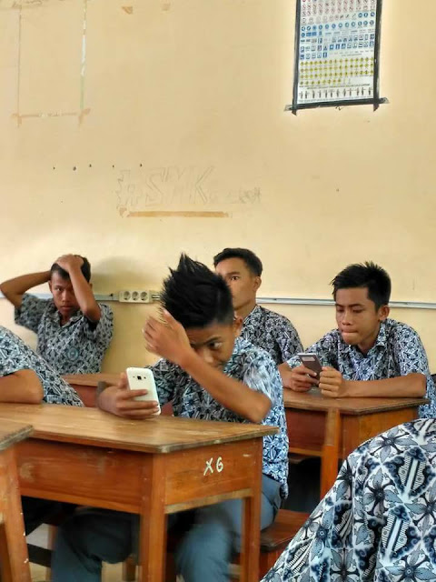 Yaelah Niat Banget Pamer Punya Rambut Keren Yaelah Niat Banget Pamer Punya Rambut Keren