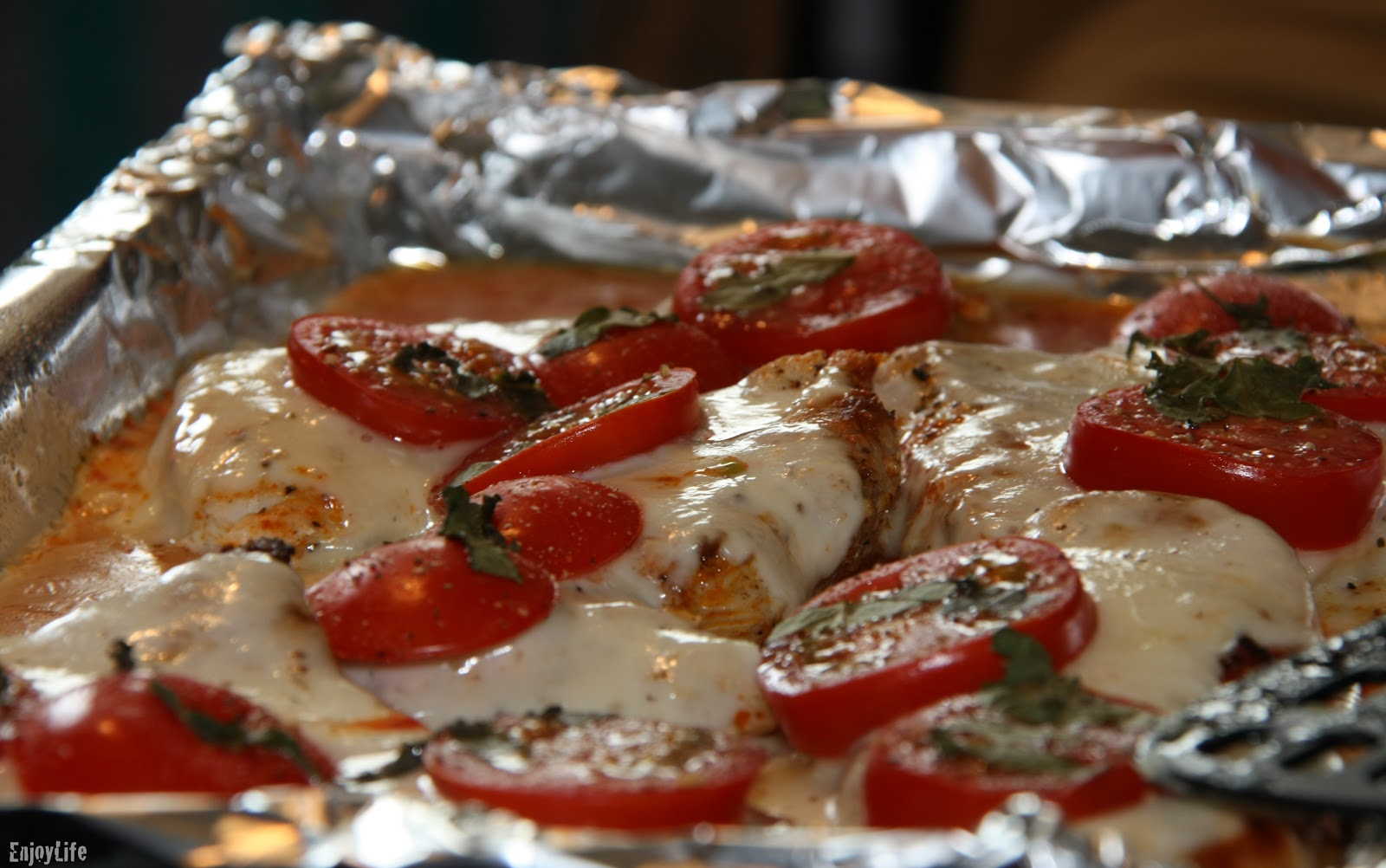lifestyle.health.food: Tomate-Mozzarella-Schnitzel mit Kräuterkartoffeln