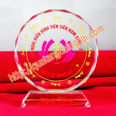 [Image: Nơi+bán+kỷ+niệm+chương+pha+lê.jpg]