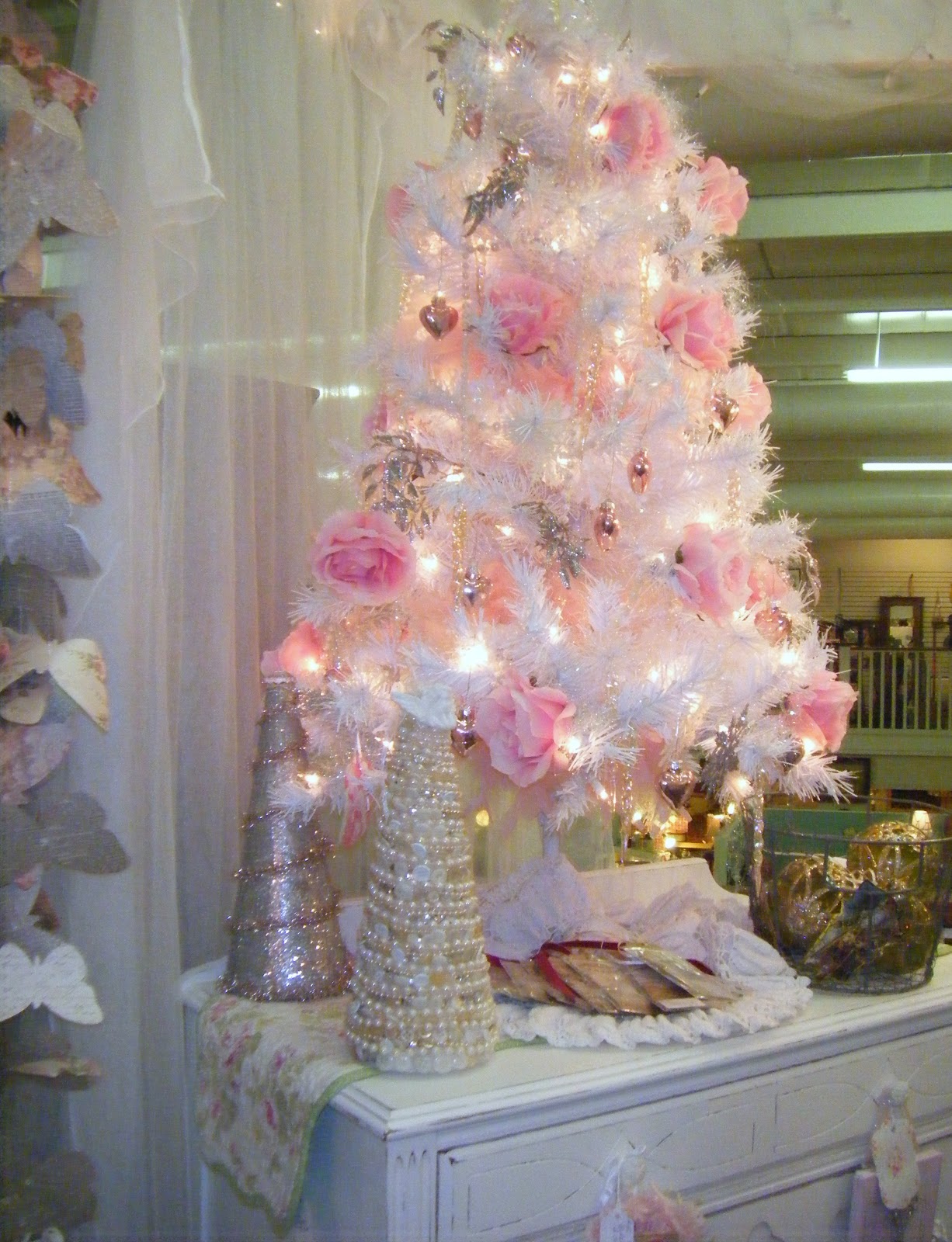 Ruffles n Raspberries: Booth Decorated for the Holidays!