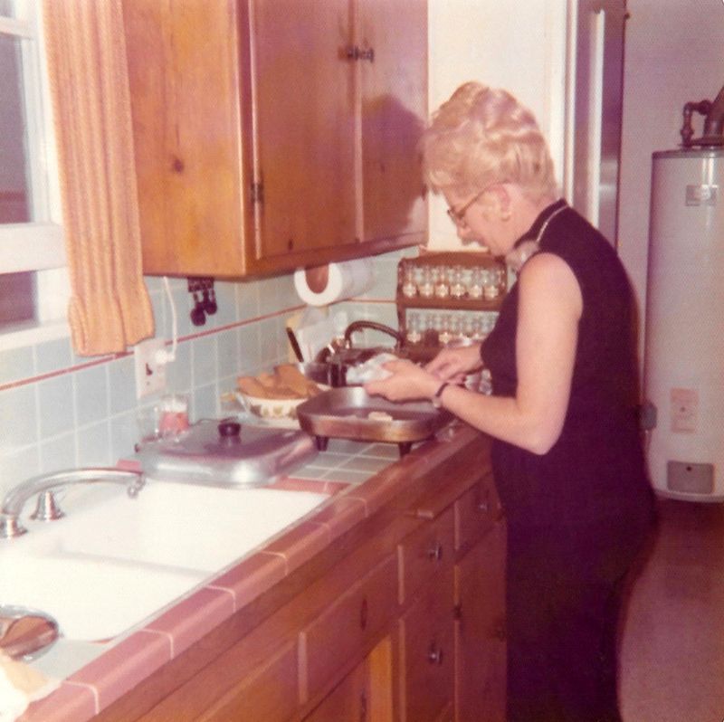 25 Intimate Photos Of Mom Working In The Kitchens In The 1970s Usstories Oldusstories 