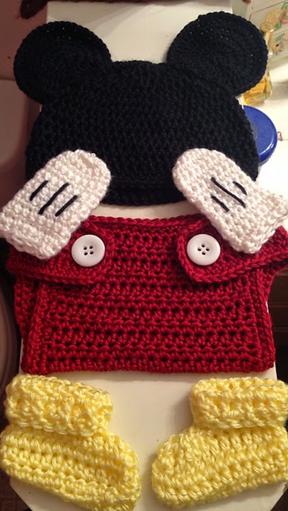 Mickey Mouse baby outfit... Free pattern.